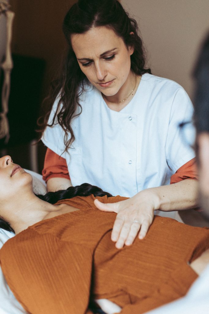 Marina Malecot osteópata en Barcelona en consulta con un paciente