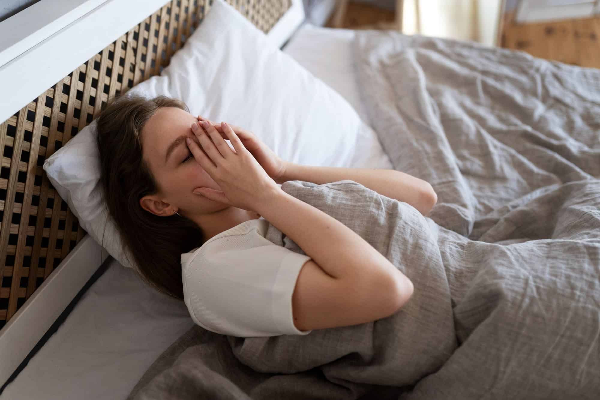 Une femme présentant des signes d'insomnie et de fatigue