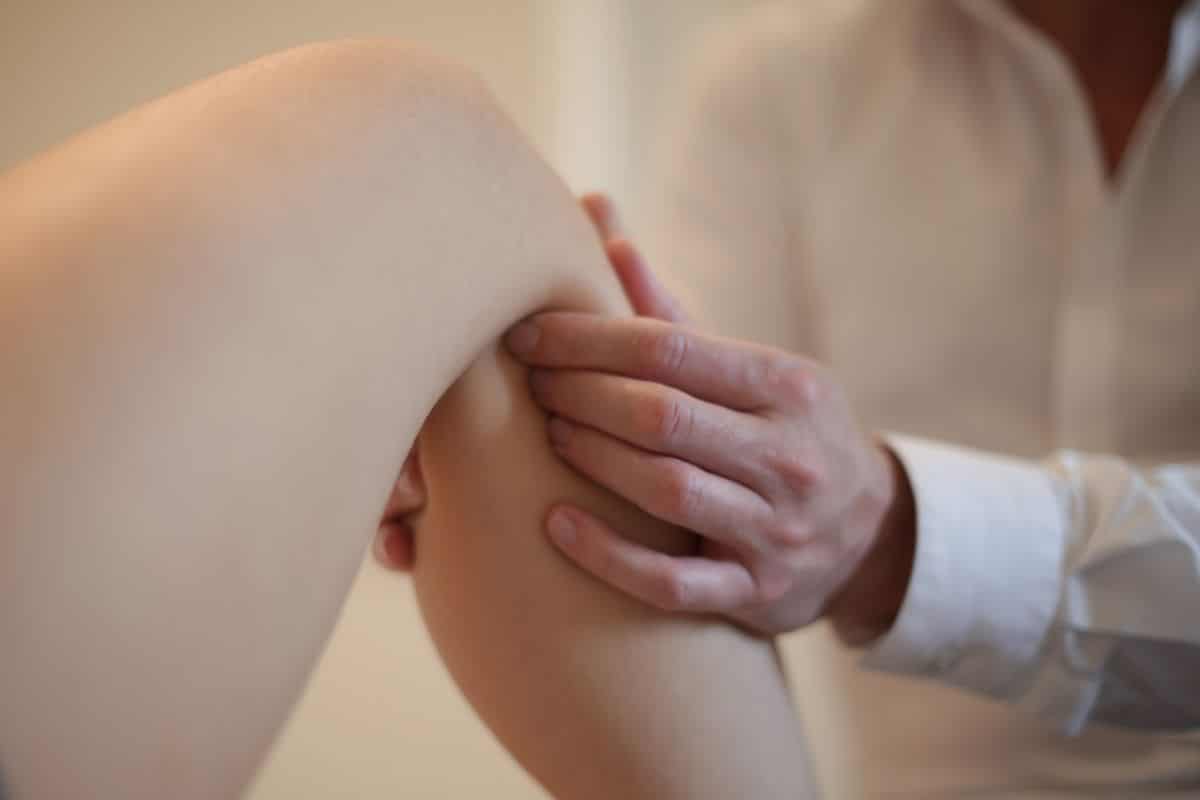 Imagen de un osteópata tratando a un paciente con dolor crónico, destacando las habilidades y técnicas que utiliza un osteópata