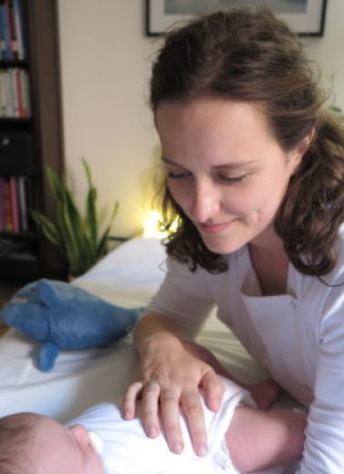 Marina Malécot osteopath in Barcelona with babies